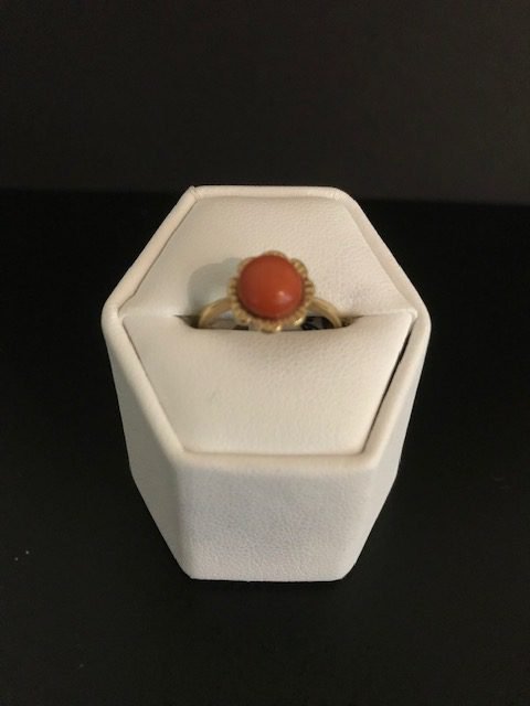 14 karaat gouden ring met bloedkoraal.
